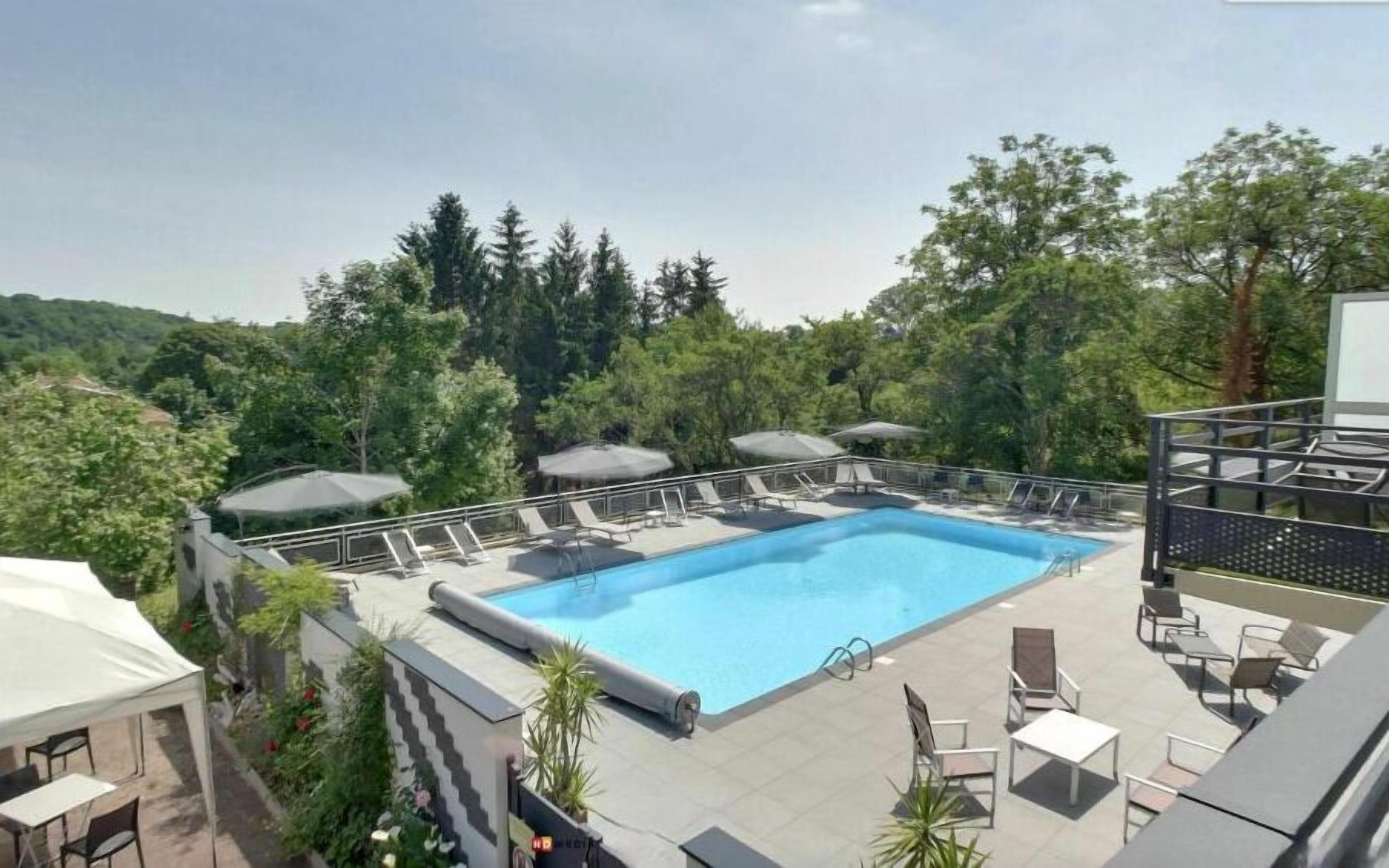 Una piscina al aire libre de temporada, sillones reclinables de piscina