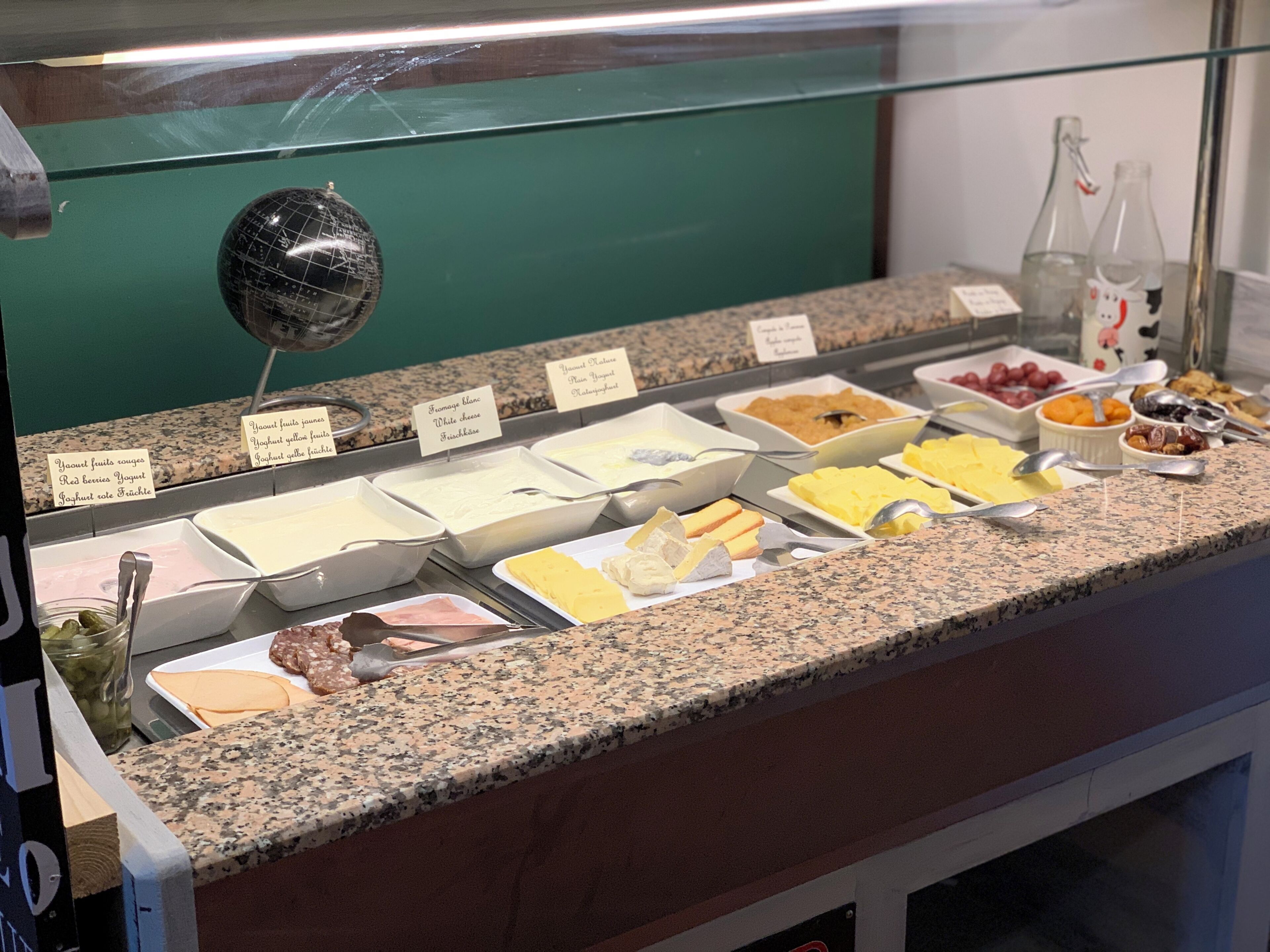 Ein Buffet mit verschiedenen Speisen und Beschriftungen.