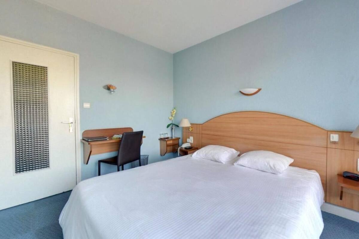 Sengetøy av topp kvalitet, minibar, safe på rommet og skrivebord
