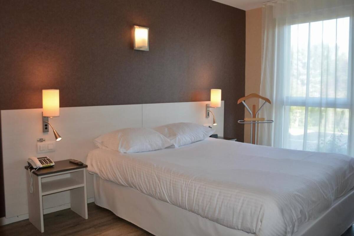 Sengetøy av topp kvalitet, minibar, safe på rommet og skrivebord