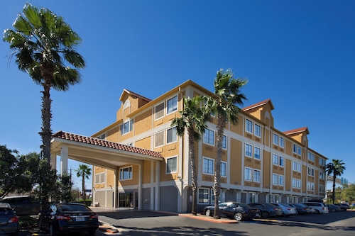 Holiday Inn Express & Suites San Antonio-Dtwn Market Area by IHG