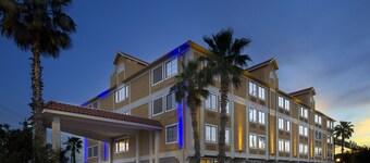 Holiday Inn Express & Suites San Antonio-Dtwn Market Area by IHG
