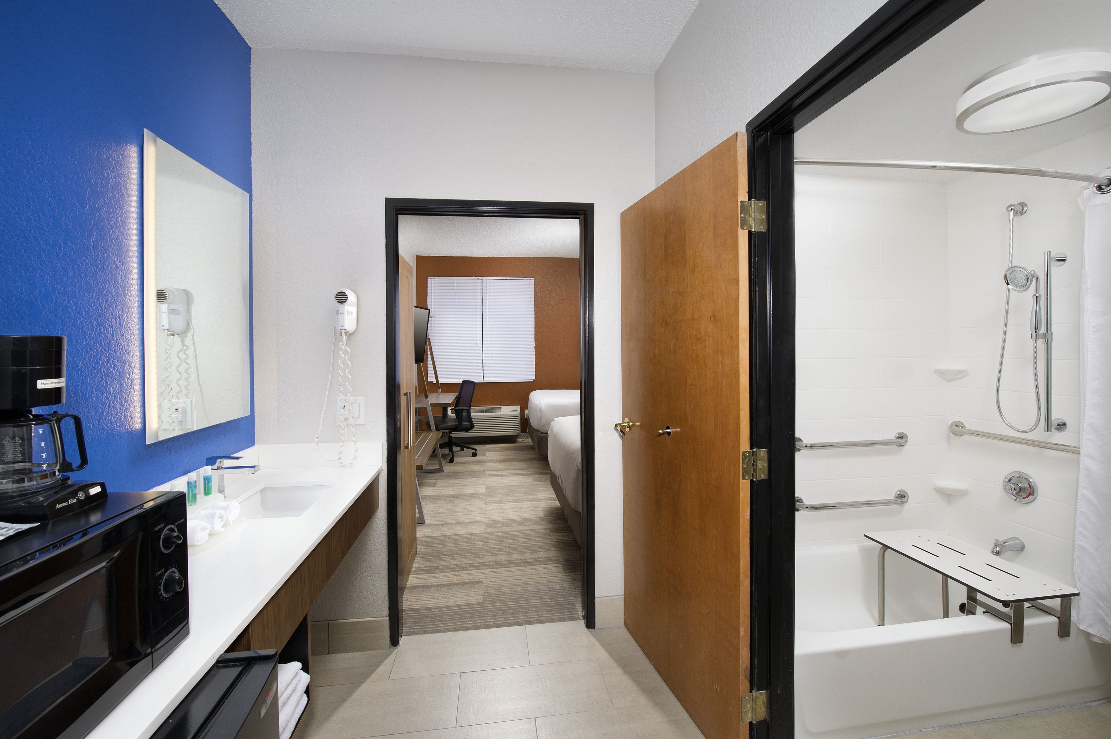 Suite, 1 cama de matrimonio grande con sofá cama (Mobility, Accessible Tub) | Baño | Ducha y bañera combinadas y artículos de higiene personal gratuitos