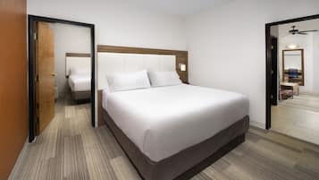 Escritorio, cortinas blackout y tabla de planchar con plancha