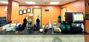 Free daily continental breakfast  - Quality Suites San Antonio Brooks City Base (San Antonio)