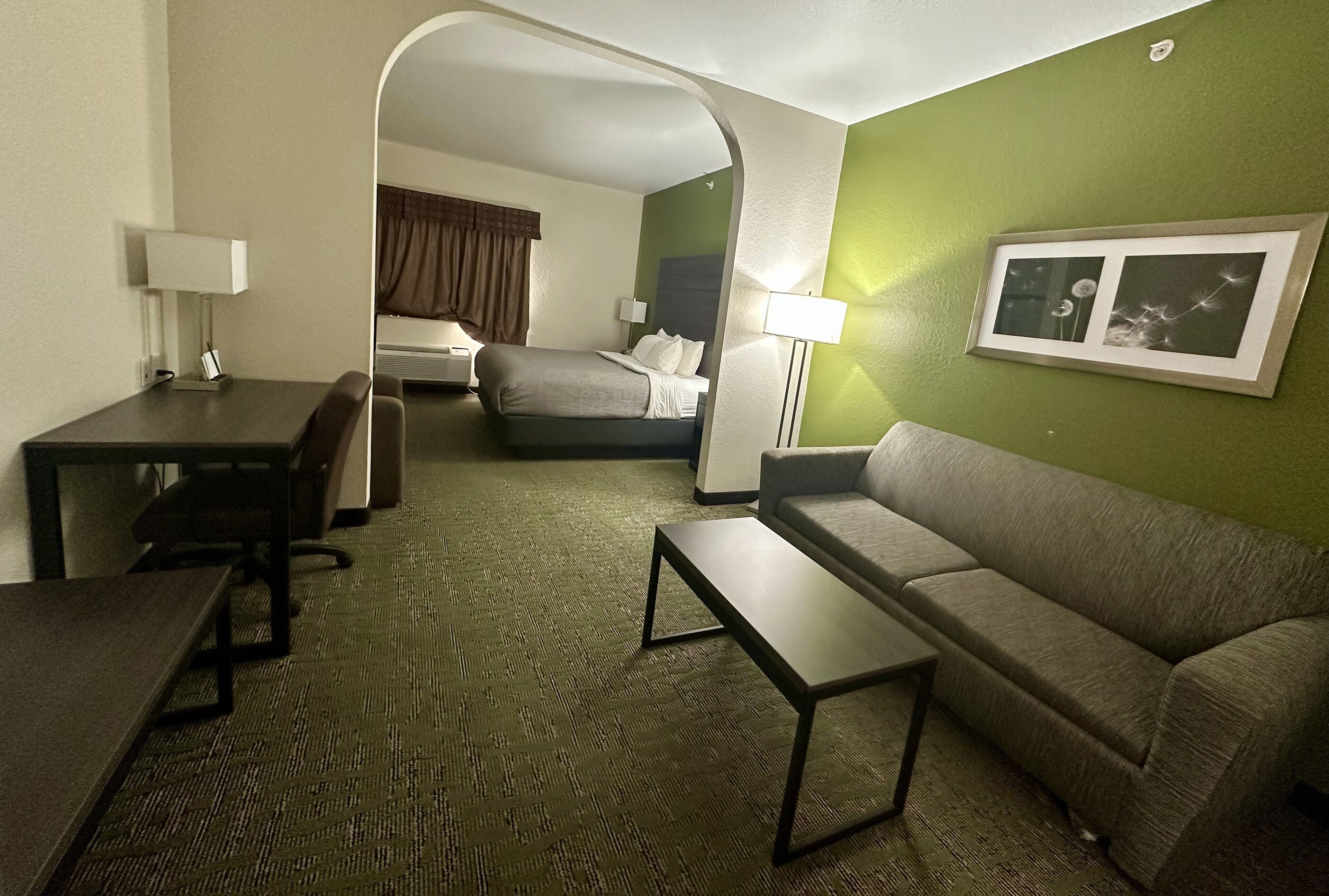 書桌、熨斗/熨衫板、免費嬰兒床、摺床/加床 (收費)