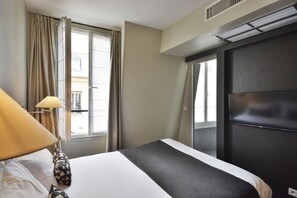 Double Room | 1 bedroom, in-room safe, desk, soundproofing - Villa Des Princes (Paris)