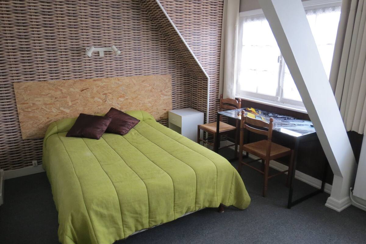 Quarto standard, 2 camas de solteiro | Individualmente decorados, escrivaninha, Wi-Fi de cortesia
