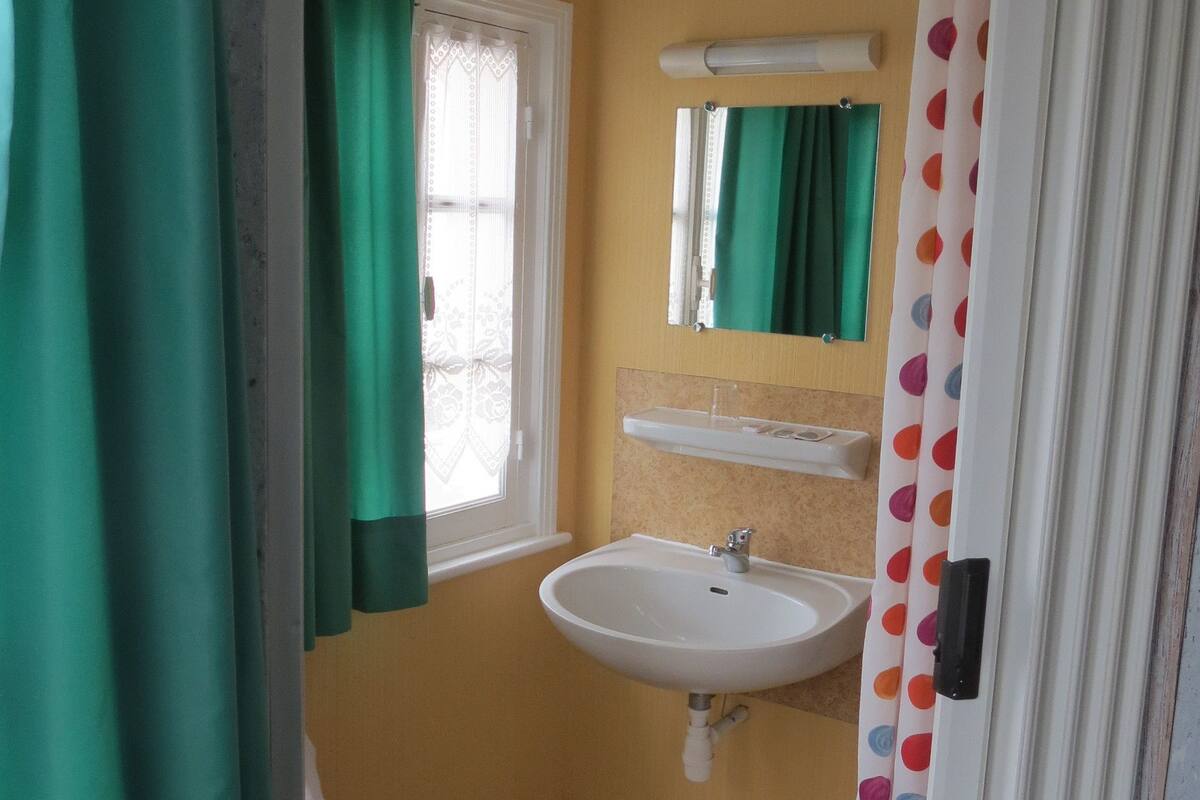 Quarto casal | Banheiro | Produtos de toalete grátis, secador de cabelo (mediante solicitação)