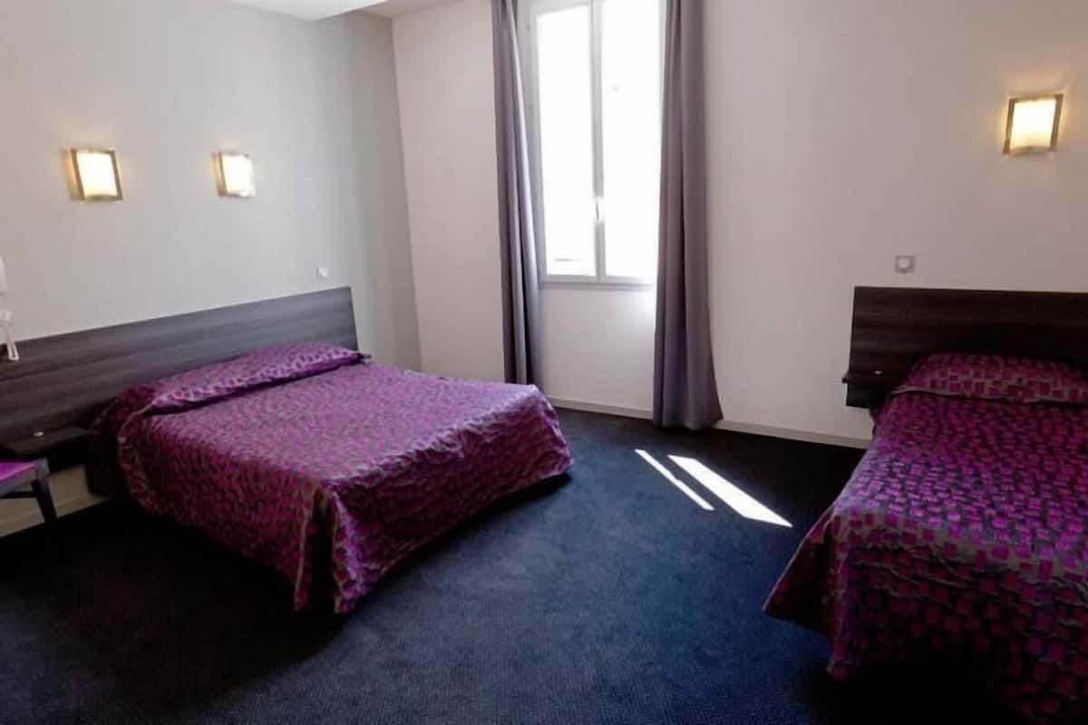 Dreibettzimmer, 3 Einzelbetten | Schreibtisch, Verdunkelungsvorhänge, schallisolierte Zimmer