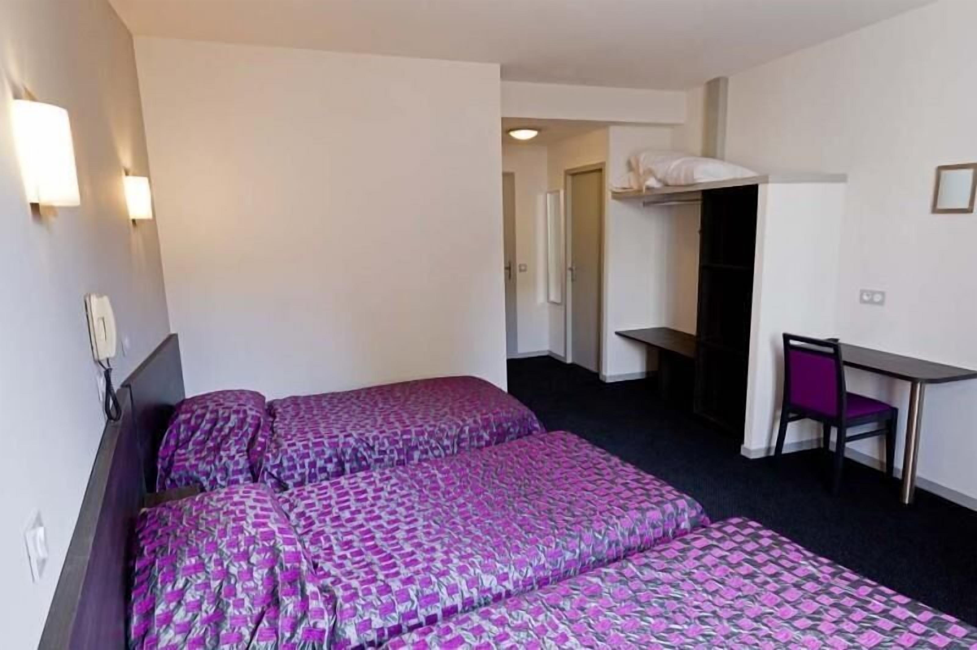 triple room, 3 single beds | desk, blackout curtains, soundproofing, free wifi
