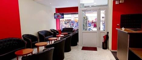 Bureau, rideaux occultants, chambres insonorisées, Wi-Fi gratuit