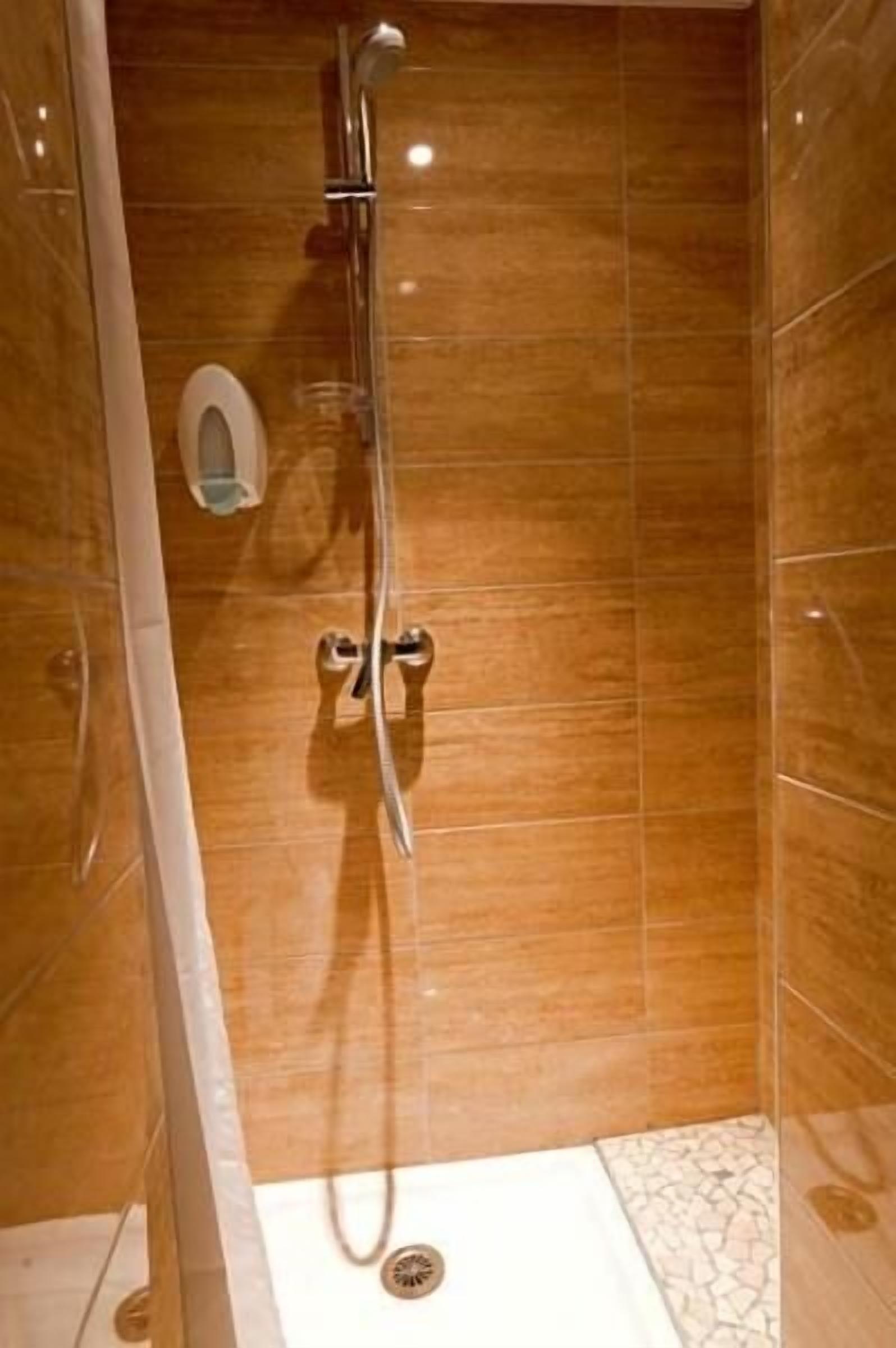 double room | bathroom shower
