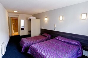 Trippelrum - 3 enkelsängar | Skrivbord, mörkläggningsgardiner, ljudisolering och gratis wi-fi