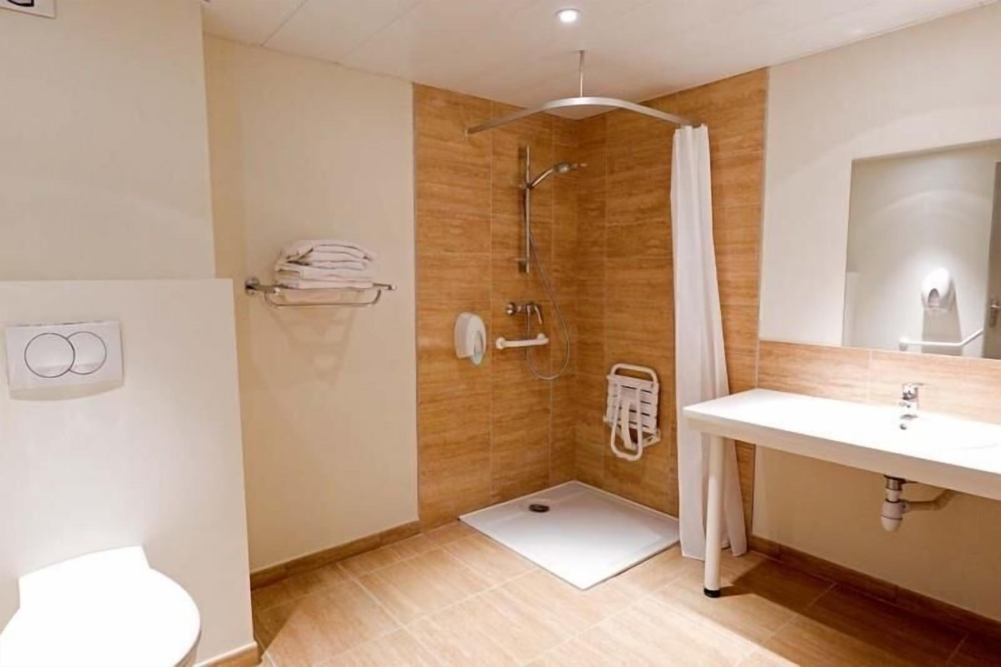 double room | desk, blackout curtains, soundproofing, free wifi