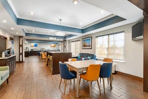 Free on-the-go breakfast on weekdays  - Comfort Inn & Suites Sacramento - University Area (Sacramento)