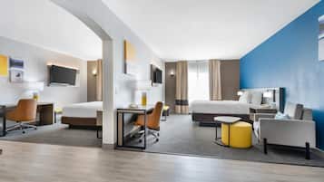 Phòng Suite, nhiều giường, không hút thuốc (Efficiency,Upgrade) | Bộ đồ giường cao cấp, bàn, màn/rèm cản sáng
