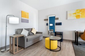 Suite, varias camas, no fumadores (Efficiency,Upgrade) | Ropa de cama de alta calidad, escritorio, cortinas opacas