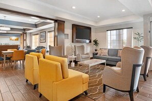 Lobby - Comfort Inn & Suites Sacramento - University Area (Sacramento)