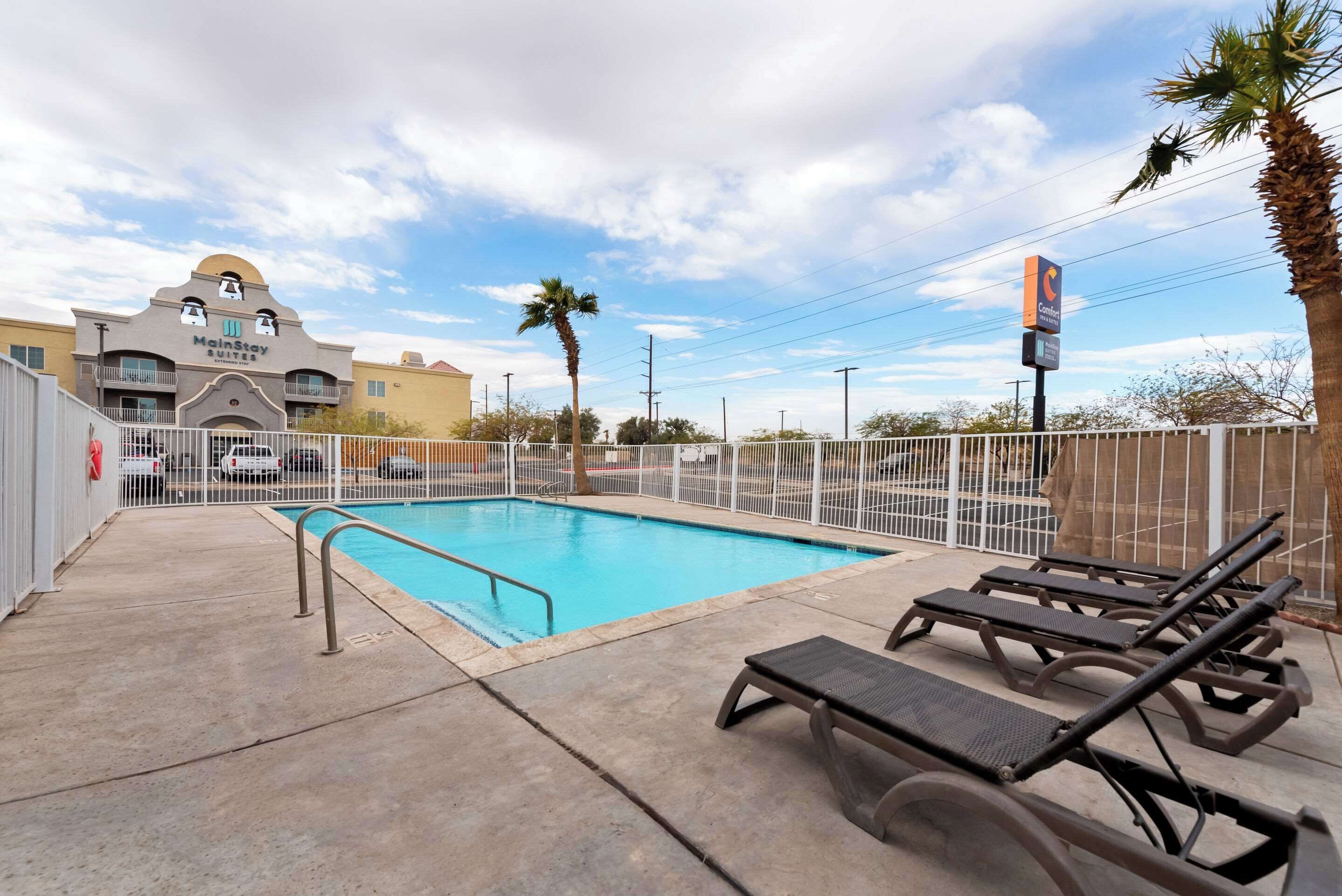 Outdoor pool, pool umbrellas, sun loungers