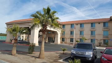 Vista frontal de la propiedad