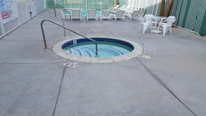 Bañera de hidromasaje al aire libre