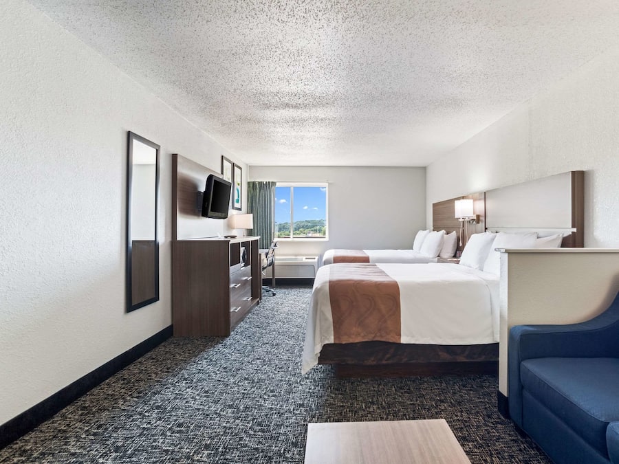 Suite, Mehrere Betten, Nichtraucher | Schreibtisch, kostenlose Babybetten, kostenloses WLAN, Bettwäsche