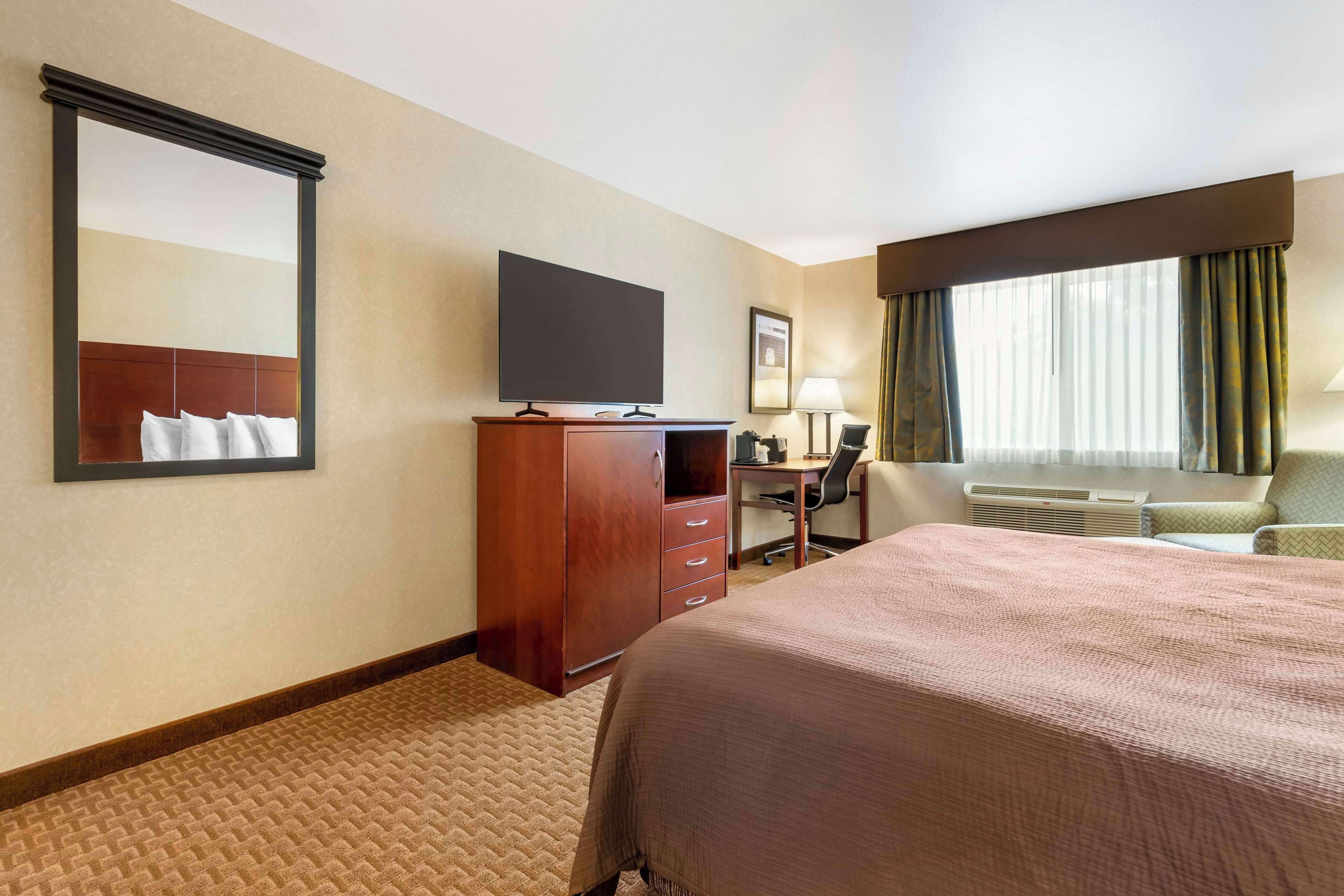 in-room safe, desk, soundproofing, iron/ironing board