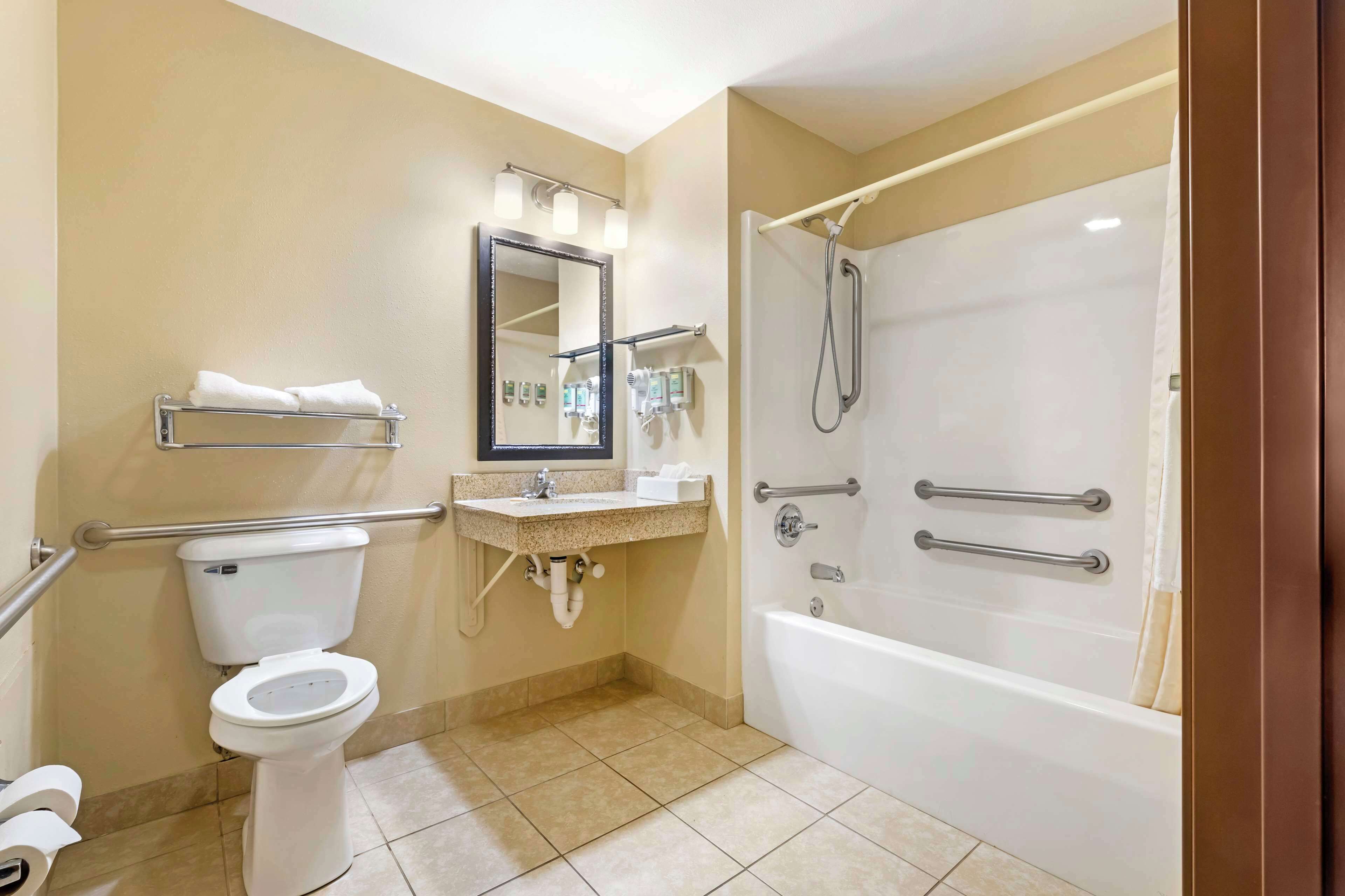 combined shower/bathtub, hydromassage showerhead, free toiletries