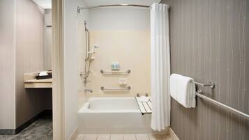 Une salle de bain moderne équipée d’une baignoire, d’une douche et de toilettes.