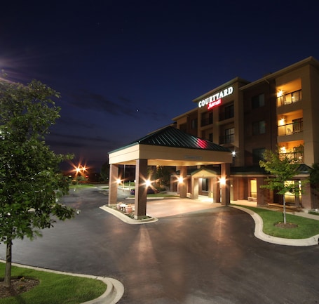 Front of property - evening/night. Courtyard by Marriott Chicago Bloomingdale