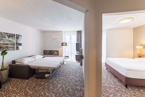 Family Suite | Premium bedding, in-room safe, desk, blackout drapes - Park Inn by Radisson Göttingen (Goettingen)