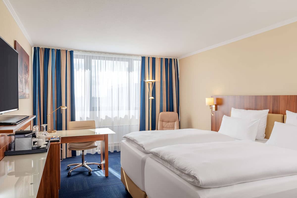 standard room | premium bedding, minibar, in-room safe, desk