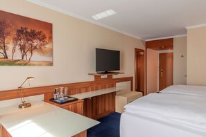 Kamar Standar | Seprai premium, minibar, brankas, dan meja kerja
