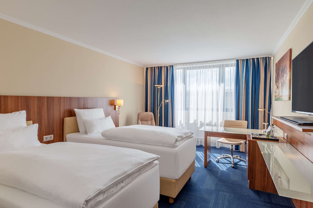 standard room | premium bedding, minibar, in-room safe, desk