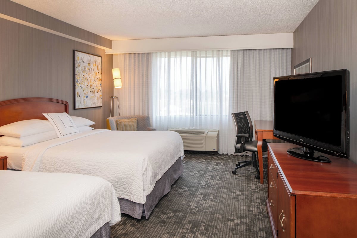 Premium bedding, in-room safe, desk, laptop workspace