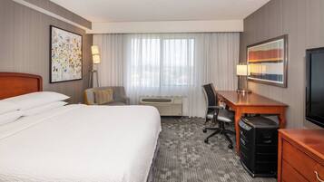 Roupas de cama premium, cofres nos quartos, escrivaninha