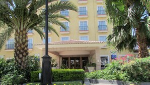 A hotel entrance with a covered patio, palm trees, and well-maintained greenery. - Best Western Hotel Posada Del Rio Express (Torreón)