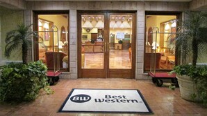 A hotel entrance with a reception desk, a clock, and a sign reading "Best Western." - Best Western Hotel Posada Del Rio Express (Torreón)
