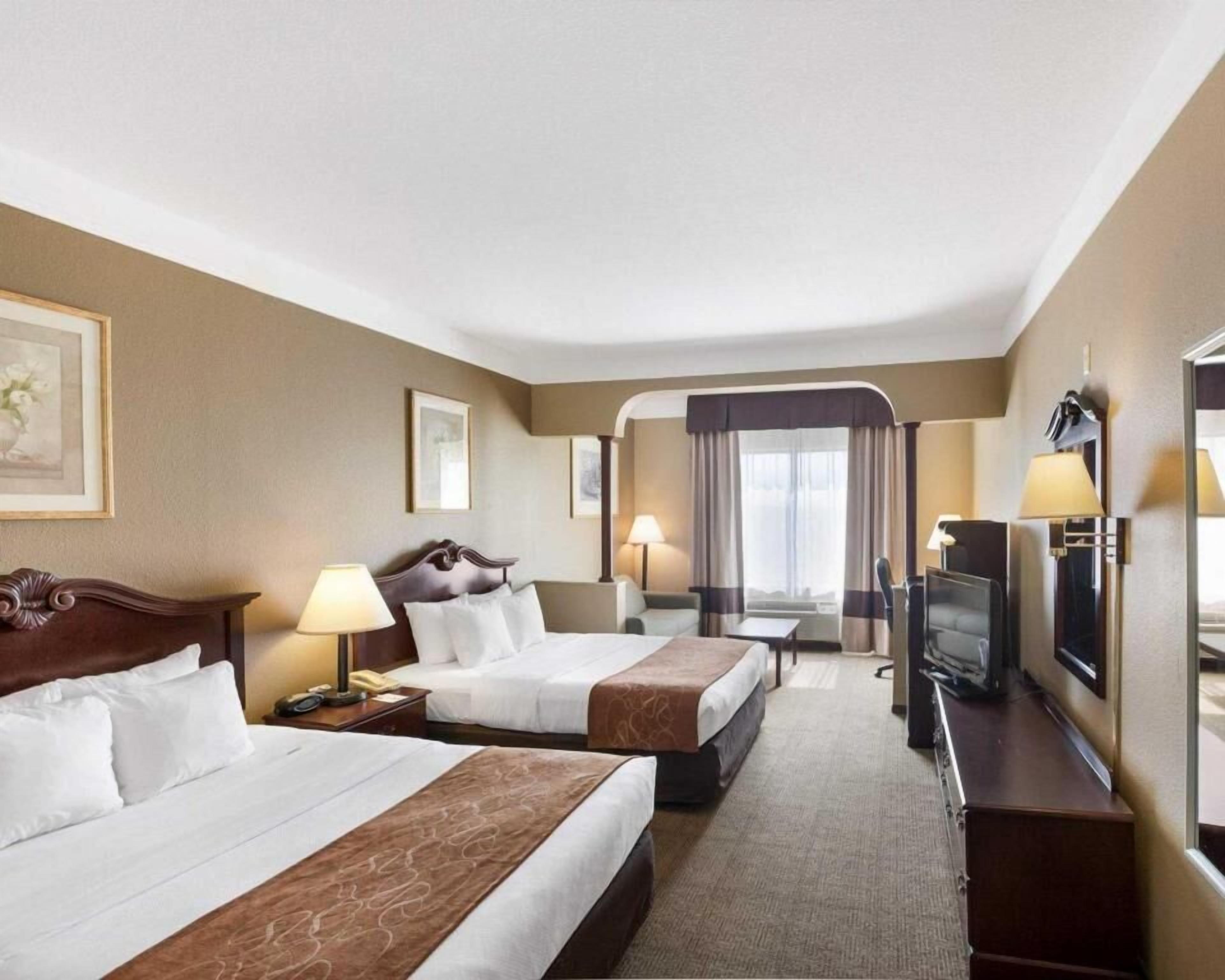 Schreibtisch, Bügeleisen/Bügelbrett, kostenlose Babybetten