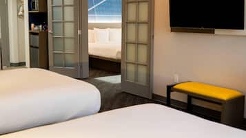 Suite, Nichtraucher (1 King Bed & 2 Queen Beds) | Hochwertige Bettwaren, Pillowtop-Betten, Schreibtisch