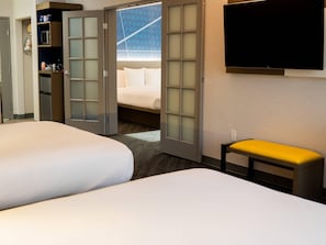 Suite, Nichtraucher (1 King Bed & 2 Queen Beds) | Hochwertige Bettwaren, Pillowtop-Betten, Schreibtisch