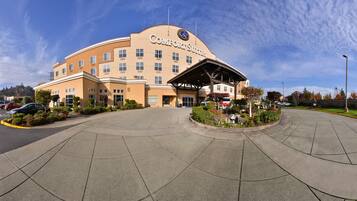 A Comfort Suites hotel with a curved driveway and parking lot.