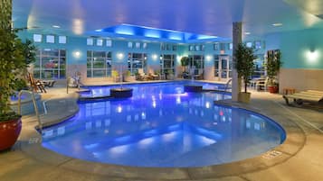 Innenpool, geöffnet von 08:00 Uhr bis 22:00 Uhr, Liegestühle