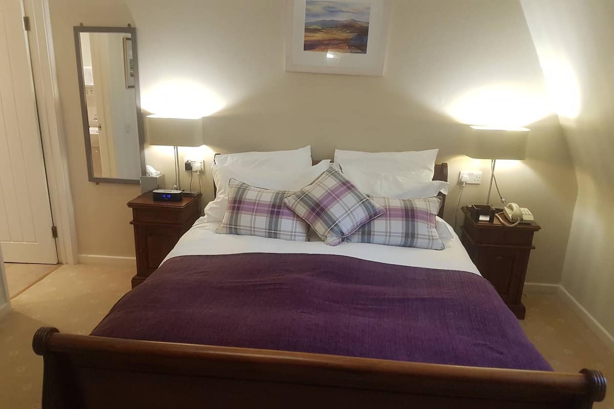 Ropa de cama de alta calidad, escritorio y cortinas blackout