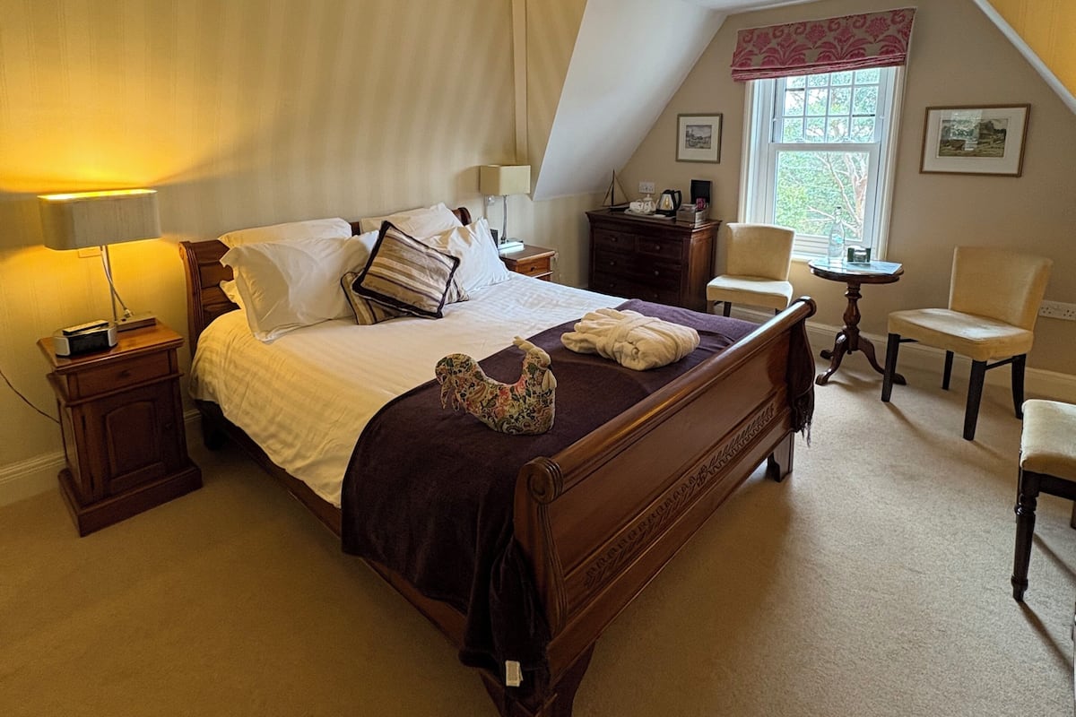 Sängtillbehör av högsta kvalitet, skrivbord och mörkläggningsgardiner