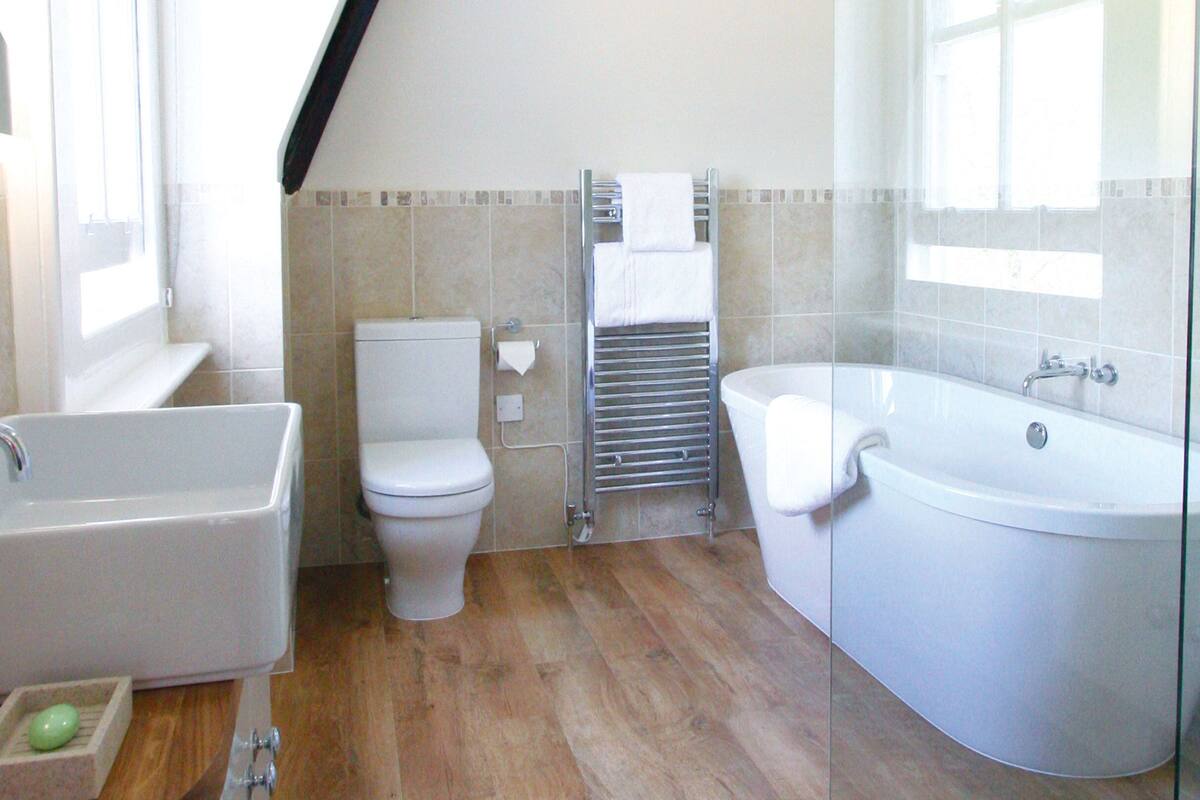 deluxe double or twin room | bathroom | free toiletries, hair dryer, bathrobes, towels