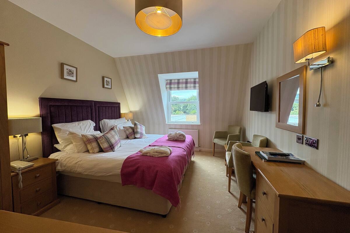 Double Room | Premium bedding, desk, blackout drapes, WiFi (free)