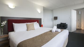 Executive Room | 1 bedroom, iron/ironing board, free WiFi, bed sheets