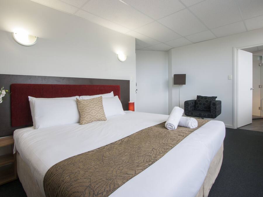 Executive Room | 1 bedroom, iron/ironing board, free WiFi, bed sheets